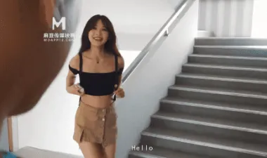 Gái em gái dâm đãng ở cầu thang